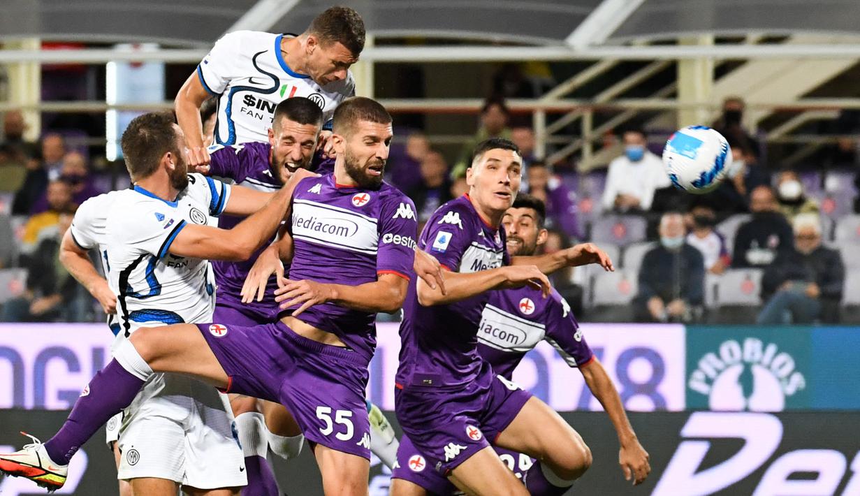 Inter Milan berhasil membawa kemenangan dari markas Fiorentina dalam duel laga pekan kelima Liga Italia 2021/2022. (AFP/Andreas Solaro)