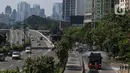 Mobil Water Cannon milik Polisi menyemprotkan Disinfektan di jalan Slipi, Jakarta, Selasa (31/3/2020). Meluasnya Covid-19 membuat petugas kepolisian Berinisiatif menyemprotkan Disinfektan menggunakan Water Cannon memutari jalan, Petamburan, Slipi Raya Jakarta Barat. (Liputan6.com/Johan Tallo)