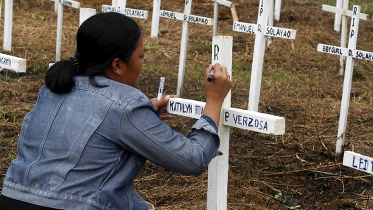 Jelang dua tahun Topan Haiyan, warga Filipina ziarah kuburan massal
