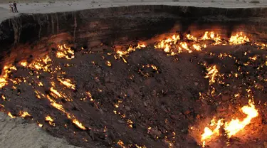 Sebuah kawah yang terdapat di gurun Karakum, Turkmenistan ini disebut sebagai pintu ke neraka. Foto diambil pada 11 Juni 2014 (AFP Photo/IGOR SASIN) 