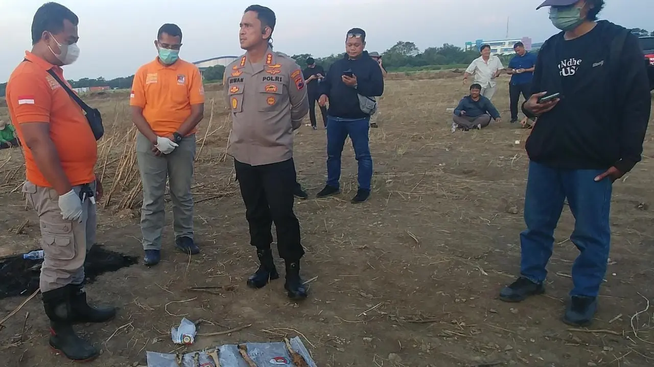 Kapolrestabes Semarang Kombes Pol Irwan Anwar saat melihat tulang tangan Iwan Budi PNS Bapenda Semarang yang ditemukan tim pencari. (Foto: Liputan6/ Felek Wahyu)