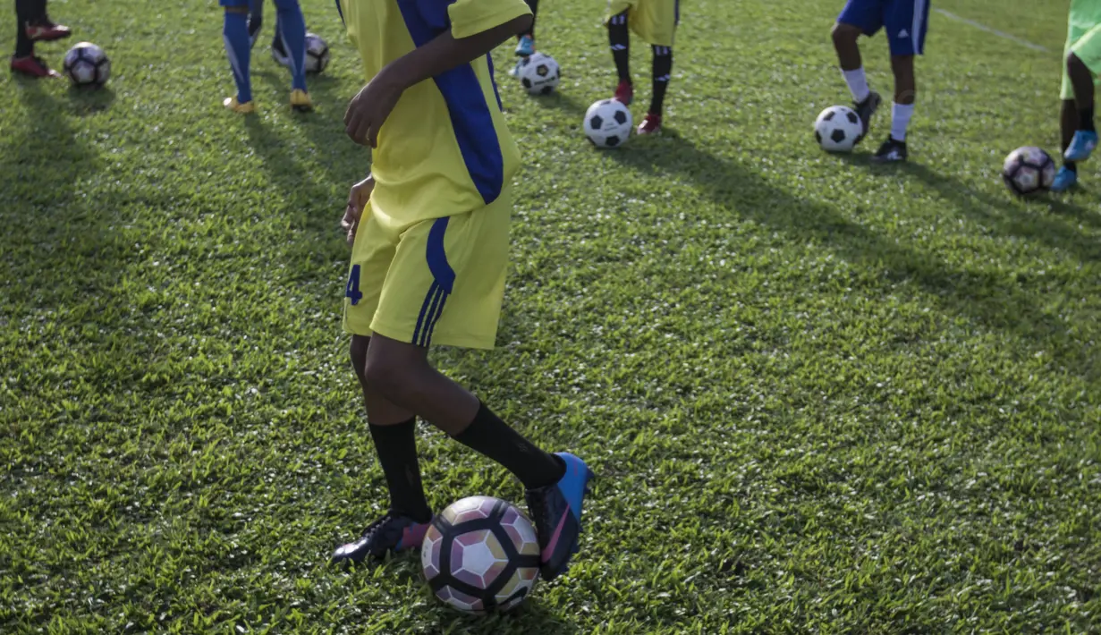 Kaki dari pemain SSB Tulehu, Saleh Al'Ayubi Pary, mengontrol bola saat latihan di Stadion Soemantri Brodjonegoro, Jakarta, Senin (4/12/2017). Sebanyak 13 anak Maluku ikut pelatihan Liga Remaja UC News. (Bola.com/Vitalis Yogi Trisna)
