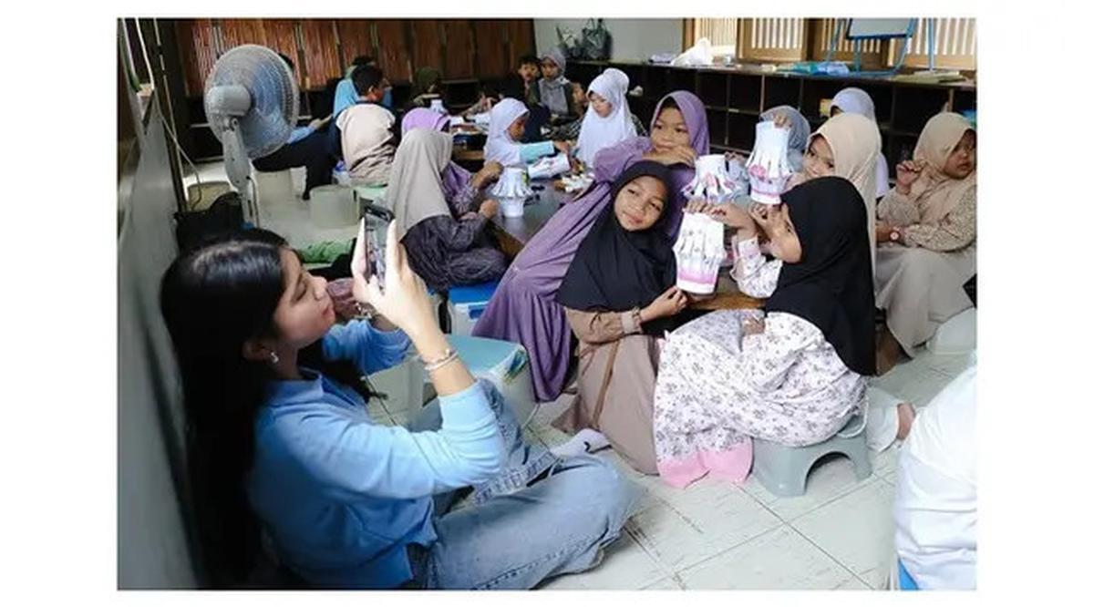 6 Potret Almira Yudhoyono Jadi Volunteer di Rumah Pintar Cikeas, Ramadhan Penuh Makna
