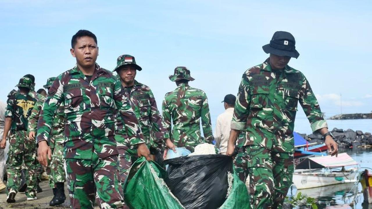 Kodam XIII/Merdeka dan Masyarakat Bersihkan Pesisir Teluk Manado, Wujudkan Lingkungan Lestari