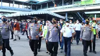 Kapolri Jenderal Listyo Sigit Prabowo meninjau arus mudik di Pelabuhan Merak, Banten, Sabtu, (30/4/2022).