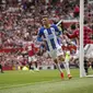 Penggawa Brighton &amp; Hove Albion Pascal Gross merayakan gol ke gawang Manchester United (MU) pada laga Liga Inggris 2022/2023 di Old Trafford, Minggu (7/8/2022). (AP Photo/Dave Thompson)