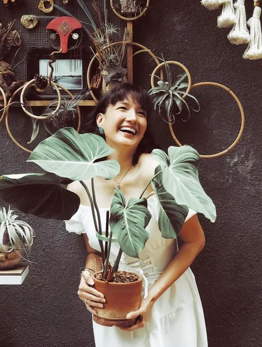 Pancarkan aura bumil yang cantik dan glowing, Nadine terlihat memesona dalam balutan off the shoulder dress warna putih. (Instagram/nadinelist).