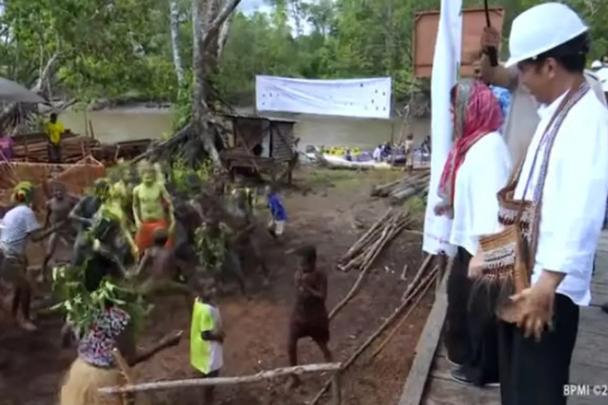 Iriana Jokowi lincah bergoyang bersama masyarakat Asmat. (Foto: Youtube Kementerian Sekretariat Negara RI)