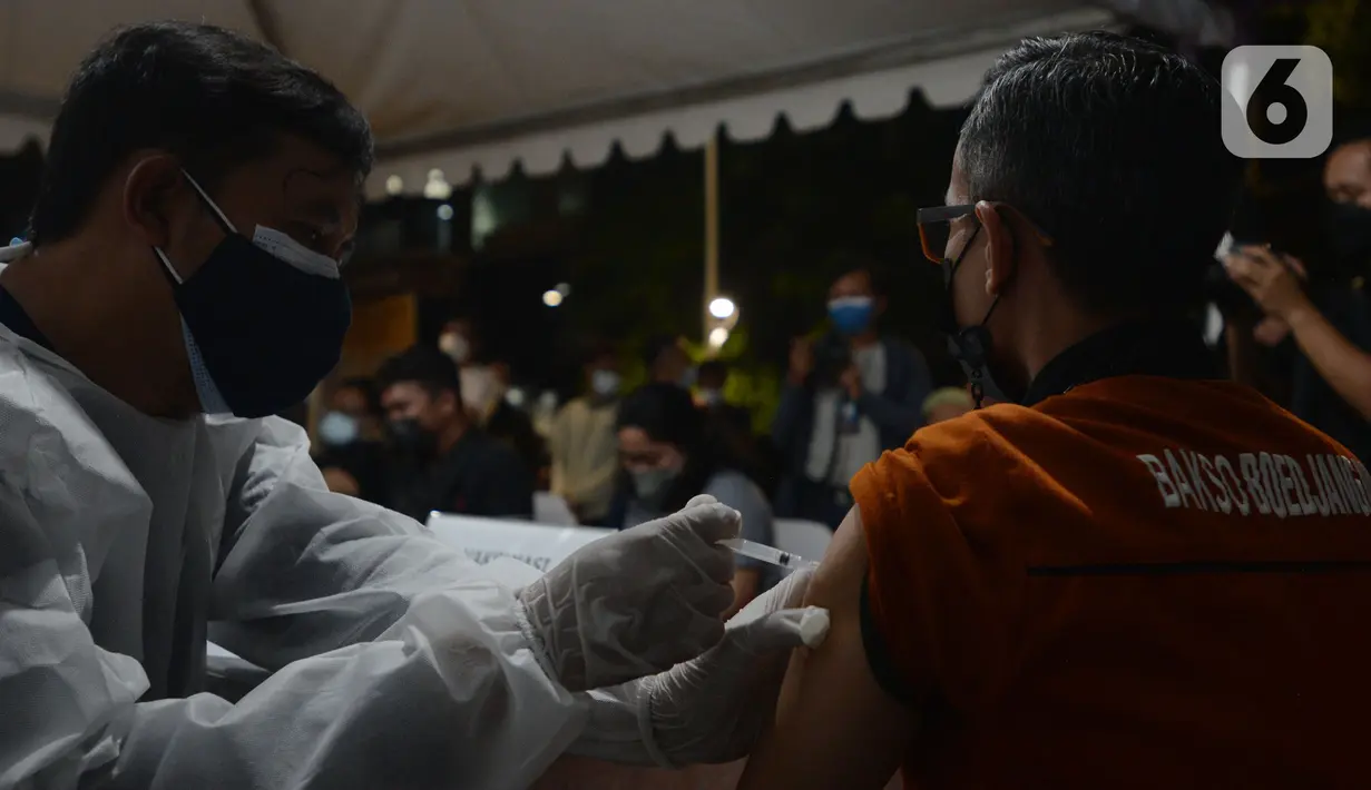 Warga menjalani Vaksinasi Covid-19 keliling di Kawasan Bulungan, Jakarta, Kamis (24/6/2021). Kegiatan vaksin Covid-19 dengan cara berkeliling tersebut diberikan kepada masyarakat dengan cara menunjukkan KTP kepada petugas untuk mendapatkan layanan vaksinasi secara gratis. (merdeka.com/Imam Buhori)