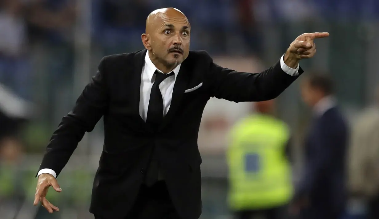 Pelatih AS Roma, Luciano Spalletti, memberikan arahan kepada anak asuhnya saat pertandingan melawan  Inter Milan pada laga lanjutan Seria A di Stadion Olympic, Roma (30/05/2017). Luciano Spalletti resmi melatih Inter Milan. (AP/Andrew Medichini)