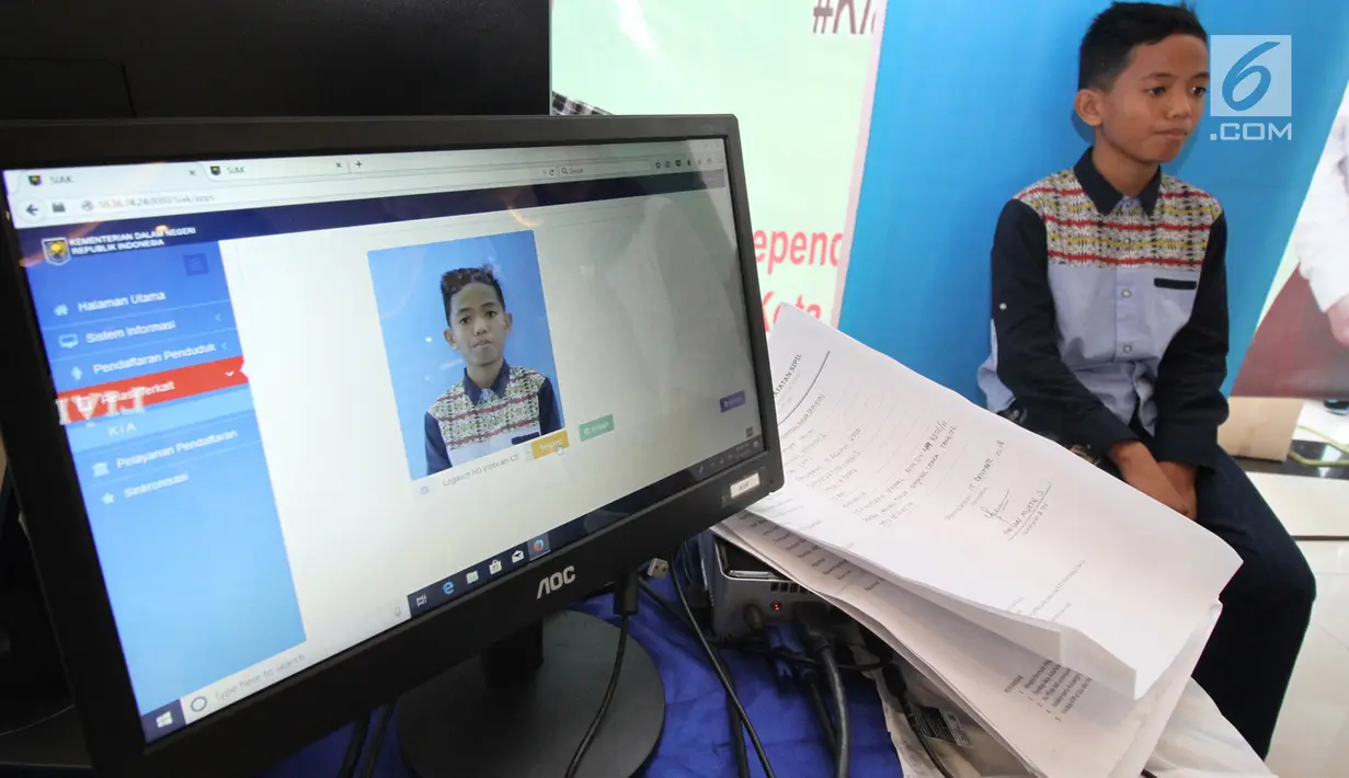 Seorang anak melakukan perekaman data untuk Kartu Identitas Anak (KIA) di mal Living Wolrd Alam Sutera, Tangsel, Senin (17/12). Pembuatan KIA di mall itu untuk memudahkan masyarakat yang ingin mendaftarkan identitas anaknya (Merdeka.com/Arie Basuki)