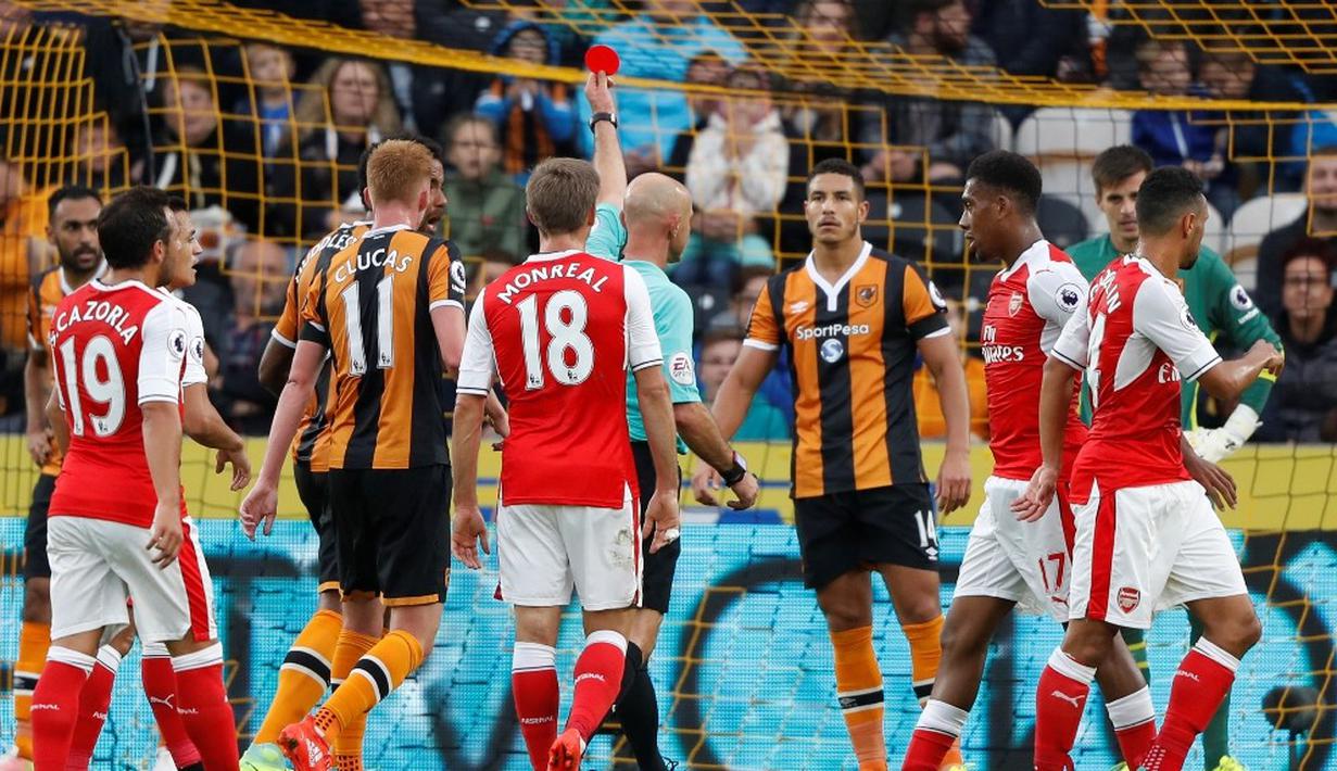 Pemain Hull City, Jake Livermore, mendapat kartu merah setelah menyentuh bola tendangan pemain Arsenal, Laurent Koscielny, pada laga lanjutan Premier League, di KCOM Stadium, Sabtu (17/9/20106). (Reuters/Russell Cheyne)