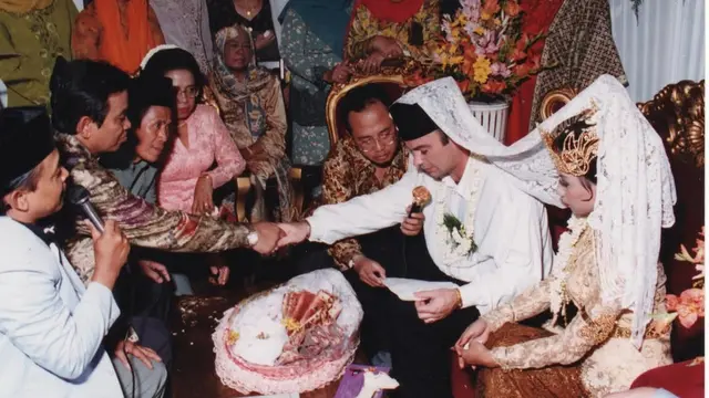 6 Potret Lawas Orang Tua Irish Bella, Foto Pernikahan Tahun 1994 Penuh Kenangan