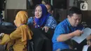 Anggota DPRD Kabupaten Muara Enim, Verra Erika (hijab biru) duduk seusai menjalani pemeriksaan di Gedung KPK, Jakarta, Selasa (3/12/2019). Verra Erika diperiksa terkait kasus dugaan suap proyek-proyek di Dinas Pekerjaan Umum dan Perumahan Rakyat Kabupaten Muara Enim. (merdeka.com/Dwi Narwoko)