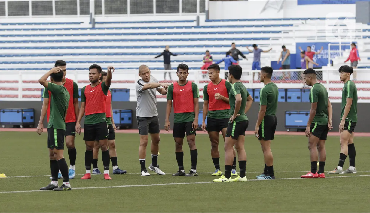 Para pemain Timnas Indonesia U-22 mendengarkan instruksi saat latihan di Stadion Rizal Memorial, Manila, Senin (25/11/2019). Latihan ini persiapan jelang laga SEA Games 2019 melawan Thailand. (Bola.com/M Iqbal Ichsan)