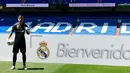 Kiper baru Real Madrid, Andriy Lunin berpose di lapangan saat presentasi di Stadion Santiago Bernabeu, Madrid, Spanyol, Senin (23/7). Kiper berusia 19 tahun ini didapatkan El Real dari klub Liga Ukraina, FC Zorya Luhansk. (JAVIER SORIANO/AFP)