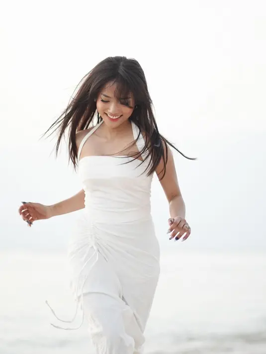 Gaya khasnya yang biasa, Fuji membiarkan rambut panjangnya tergerai begitu saja. Bagaimana menurutmu, Sahabat FIMELA? [Foto: Instagram/fuji_an]