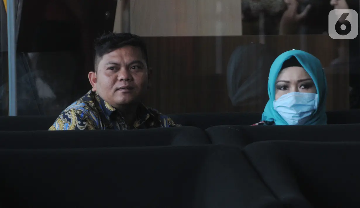 Istri Wali Kota Medan nonaktif Dzulmi Eldin, Rita Maharani Dzulmi Eldin menunggu di ruang tunggu setibanya di Gedung KPK, Jakarta, Senin (11/11/2019). Rita dipanggil sebagai saksi untuk tersangka Kepala Dinas Pekerjaan Umum Kota Medan, Isa Anshari. (merdeka.com/Dwi Narwoko)