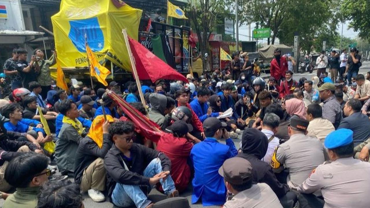 Ibu ini Bikin Surat Terbuka buat TNI dan Polri Usai Anaknya Ikut Demo 'Anak Saya Tidak Nakal