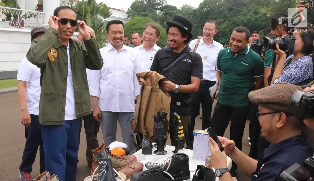 Presiden Jokowi mencoba jaket dan kacamata buatan anak negeri dalam peringatan Hari Sumpah Pemuda di Istana Bogor, Sabtu (28/10). Istana Bogor merayakan sumpah pemuda dengan mengundang berbagai komunitas pemuda di Indonesia. (Liputan6.co/Angga Yuniar)