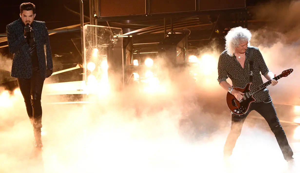 Adam Lambert dan Brian May dari band Queen tampil membuka perhelatan Oscar 2019 di Dolby Theatre, Los Angeles, Minggu (24/2). Penampilan Queen diiringin video Freddy Mercury yang ditampilkan lewat layar besar di atas panggung. (Chris Pizzello/Invision/AP)