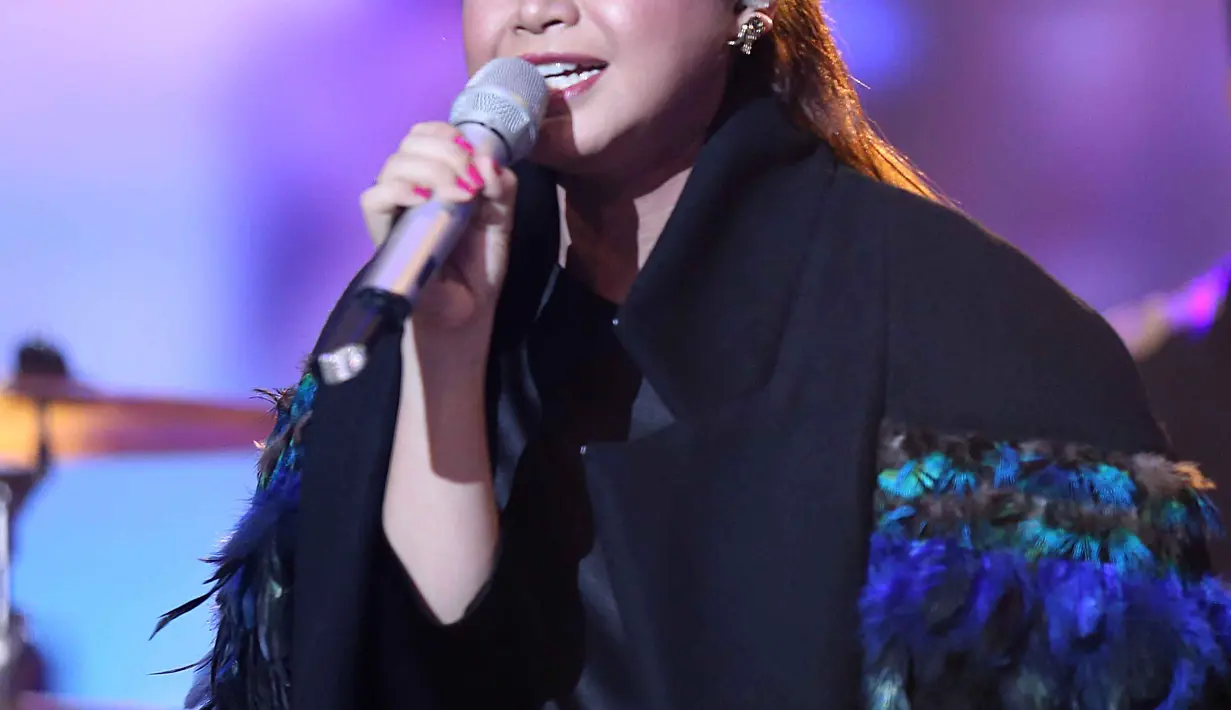 Saat dipanggung SCTV Music Awards 2016, di studio Emtek, Jakarta Barat, Kamis (28/4/2016) Rossa menjelaskan bahwa hanya dia yang boleh pinjem Pasha untuk berduet. (Nurwahyunan/Bintang.com)