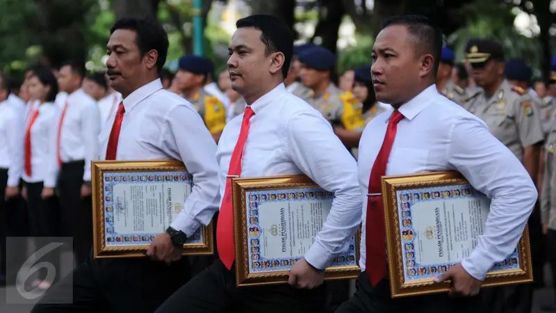 20170118- Kapolri Berikan Penghargaan untuk 87 Personel -Jakarta-Gempur M Surya