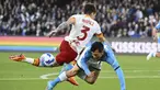 Penyerang Napoli Hirving Lozano berebut bola dengan bek AS Roma Roger Ibanez dalam giornata ke-33 Liga Italia di Stadio Diego Armando Maradona, Selasa (19/4/2022) dini hari WIB. Laga Napoli kontra AS Roma berakhir imbang 1-1. (Alfredo Falcone/LaPresse via AP)