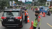 Petugas gabungan menghentikan pengendara mobil yang hendak menuju Puncak di Simpang Gadog, Bogor, Kamis (24/12/2020). Polisi bakal menutup jalur Puncak guna mengantisipasi lonjakan volume kendaraan dan penyebaran Covid-19 seiring peringatan malam tahun baru. (merdeka.com/Arie Basuki)