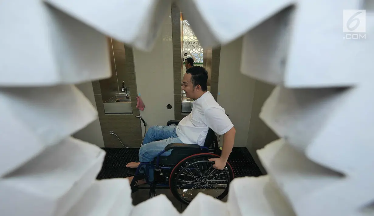 Penyandang disabilitas usai berwudu di tempat wudu khusus disabilitas Masjid El Syifa, Ciganjur, Jakarta, Senin (27/5/2019). Masjid El Syifa dilengkapi dengan fasilitas wudu dengan standar aman untuk para penyandang disabilitas. (Liputan6.com/Herman Zakharia)
