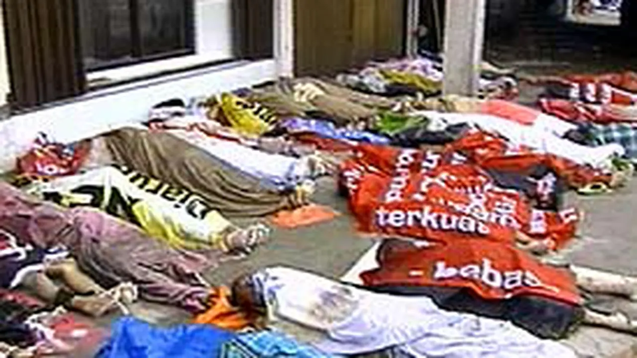 271204bBreak_TsunamiAceh1400.j