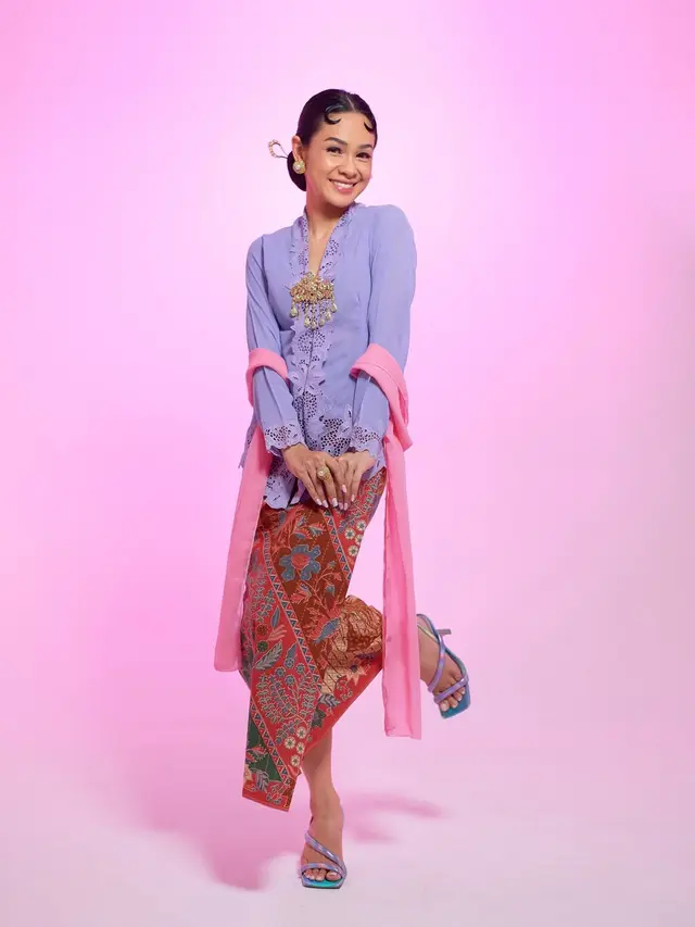 8 Adu Gaya Artis Pakai Kebaya di Hari Kartini 2025, dari Dian Sastrowardoyo, Cinta Laura, hingga Syifa Hadju
