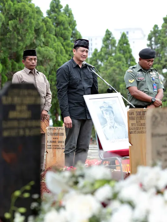 "Bener-bener nggak pernah ketemu, tapi pas ketemu kondisinya makin parah. Padahal baru tahun lalu kita olahraga barang, maen pingpong bareng. Bener-bener nggak nyangka," ujar Verrel Bramasta usai pemakaman. (Deki Prayoga/Bintang.com)