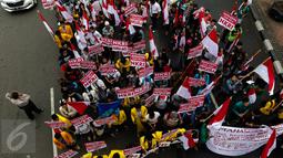 Mahasiswa yang tergabung dalam Solidaritas Mahasiswa Untuk NKRI melakukan longmarch dari Bundaran HI menuju Istana, Jakarta, Senin (21/11). Mereka menyatakan sikap untuk menjaga keutuhan NKRI dan Ideologi Pancasila. (Liputan6.com/Faizal Fanani)
