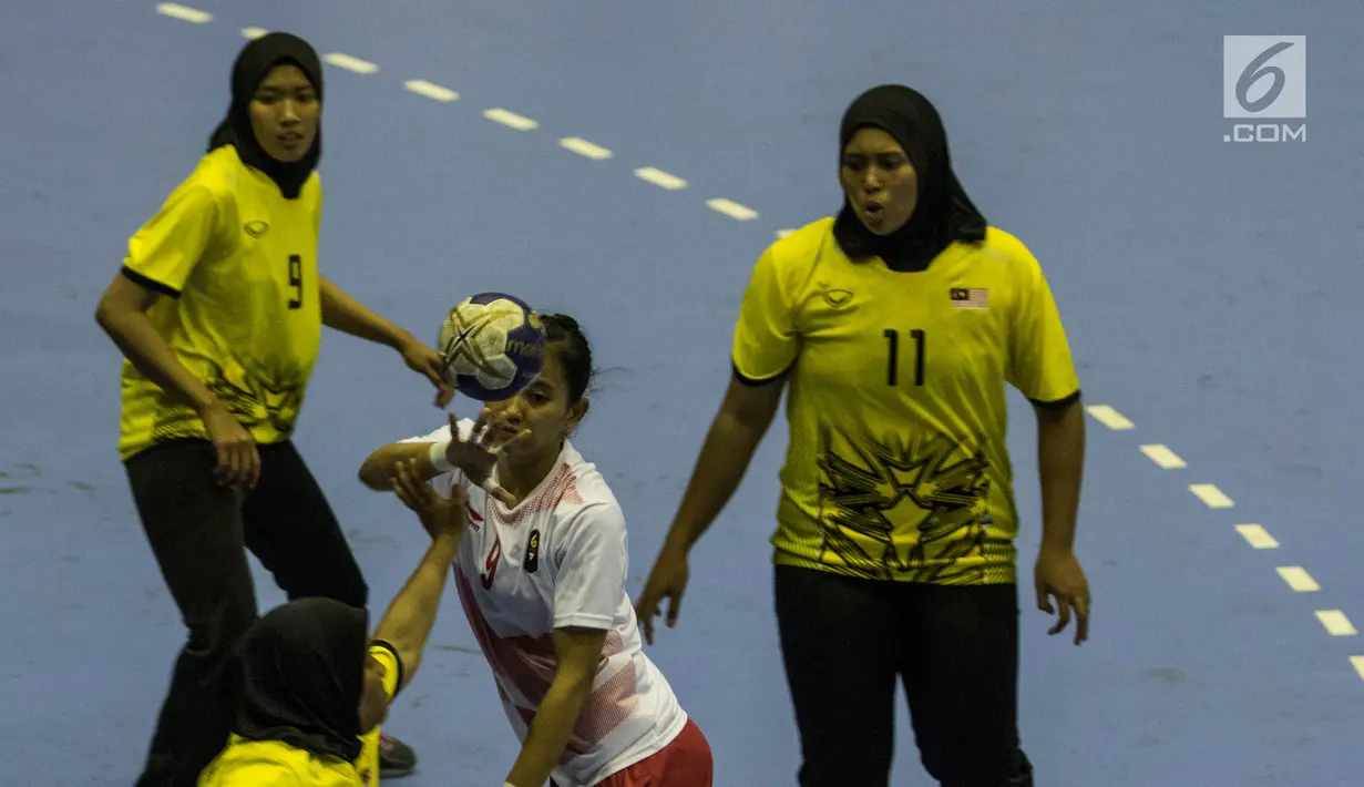 Atlet bola tangan Indonesia, Lia Apriliani, saat melawan Malaysia pada babak penyisihan grup B Asian Games 2018 di GOR Popki Cibubur, Jakarta Timur, Selasa (14/8). Indonesia menang atas Malaysia dengan skor 23-15. (Bola.com/Vitalis Yogi Trisna)