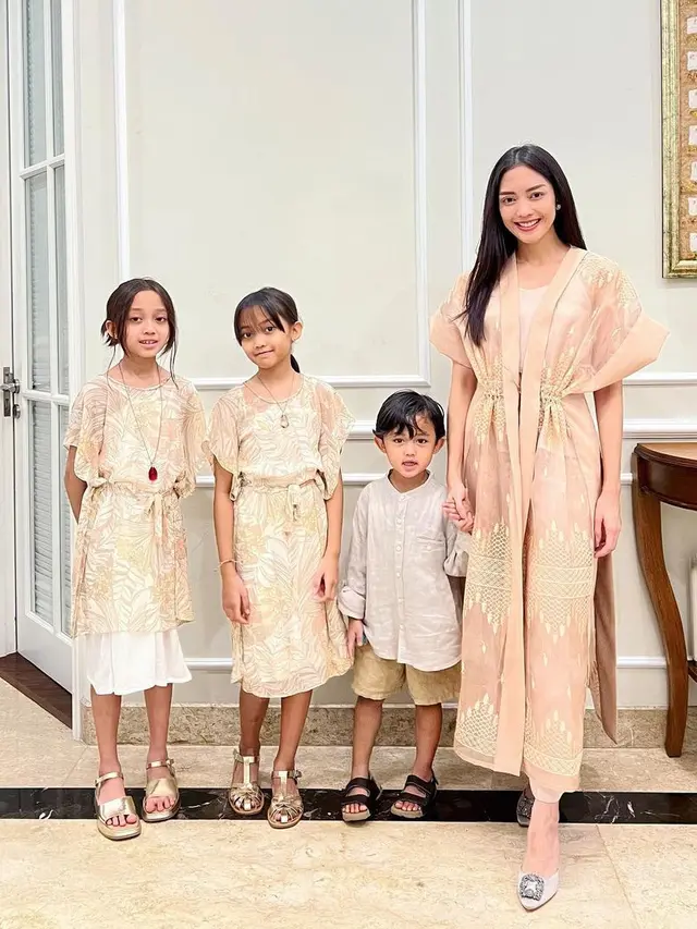 [Fimela] Ririn Dwi Ariyanti bersama anak-anak