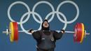 Lifter Indonesia, Nurul Akmal melakukan angkatan clean and jerk saat berkompetisi dalam cabang olahraga angkat besi +81kg putri Olimpiade Paris 2024 di South Paris Arena, Paris, Prancis, Minggu (11/08/2024). (AP Photo/Kin Cheung)
