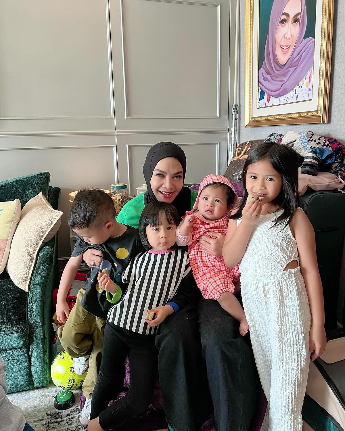 7 Potret Rieta Amilia Bareng Kelima Cucunya, Netizen Salfok Rafathar Jahil ke Rayanza