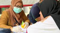 Menyambut Hari Tuberkulosis Sedunia pada 24 Maret, perusahaan ritel modern Alfamart menggelar edukasi kesehatan dan pemeriksaan tahap awal bertajuk ‘Waspada Bahaya Penularan Penyakit TBC’ di Kelurahan Sukabumi Utara Kecamatan Kebon Jeruk Jakarta Barat, Senin (20/3/2023).