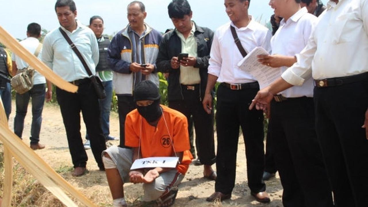 Begini adegan rekonstruksi pembunuhan sadis mahasiswi di Kediri