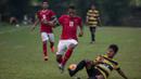 Gelandang Indonesia U-19, Fandi Lestaluhu, berusaha melewati hadangan pemain PPLM pada laga ujicoba di Lapangan NYTC Sawangan, Depok, Jawa Barat, Jumat (5/8/2016). Indonesia U-19 menang 3-0 atas PPLM. (Bola.com/Vitalis Yogi Trisna)