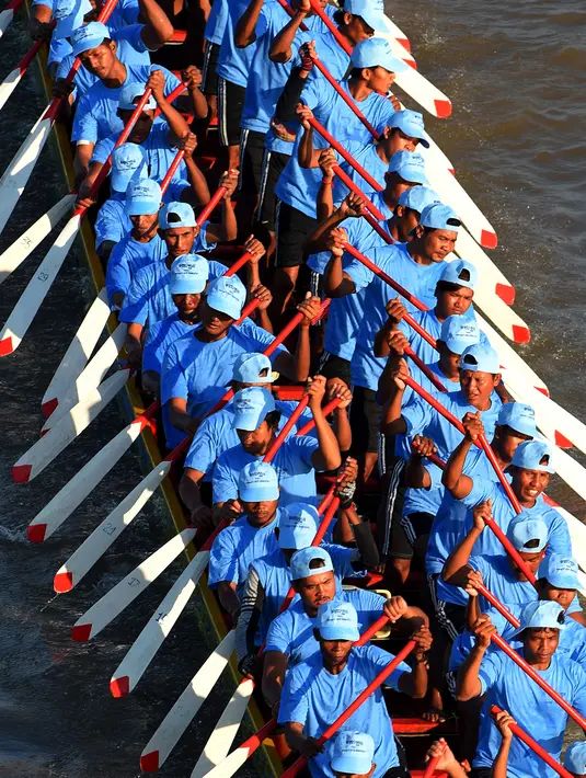Para peserta Kamboja mendayung perahu naga mereka selama gladi resik untuk Festival Air tahunan di sungai Tonle Sap di Phnom Penh (21/11). (AFP Photo/Tang Chhin Sothy)