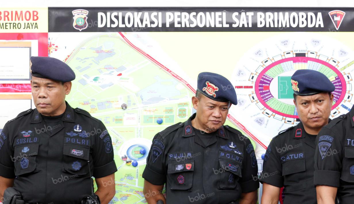 Personel Brimob saat mengikuti gladi bersih persiapan final Torabika Bhayangkara Cup 2016 di Stadion Utama Gelora Bung Karno, Senayan, Jakarta, Sabtu (2/4/2016). (Bola.com/Nicklas Hanoatubun)