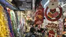 Pengunjung saat melihat pernak-pernik Natal di salah satu toko di Pasar Asemka, Jakarta, Kamis (9/12/2021). Menurut salah satu pedagang, warga khususnya umat Kristiani mulai ramai berburu pernak-pernik Natal dan Tahun Baru sejak pertengahan November lalu. (merdeka.com/Iqbal S Nugroho)