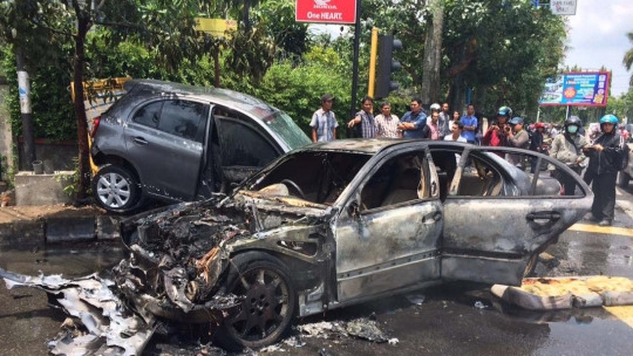 Ini kondisi Mercy hangus terbakar usai tabrak Nissan March di Medan