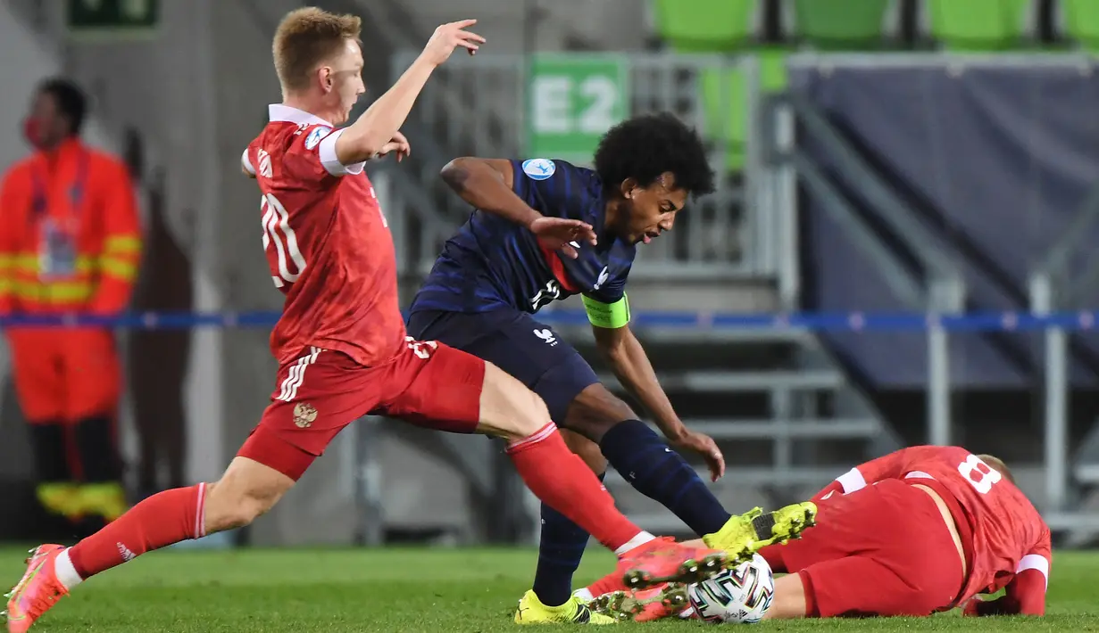 Eduardo Camavinga. Gelandang tengah yang masih berusia 19 tahun ini kini tengah menjalani musim keduanya bersama Real Madrid sejak didatangkan dari Rennes pada awal musim 2022/2023. Musim ini ia telah tampil dalam 18 laga di semua ajang bersama Real Madrid. Bersama Timnas Prancis ia telah mengoleksi 4 caps dengan torehan 1 gol sejak melakukan debut pada 8 September 2020. (AFP/Attila Kisbenedek)