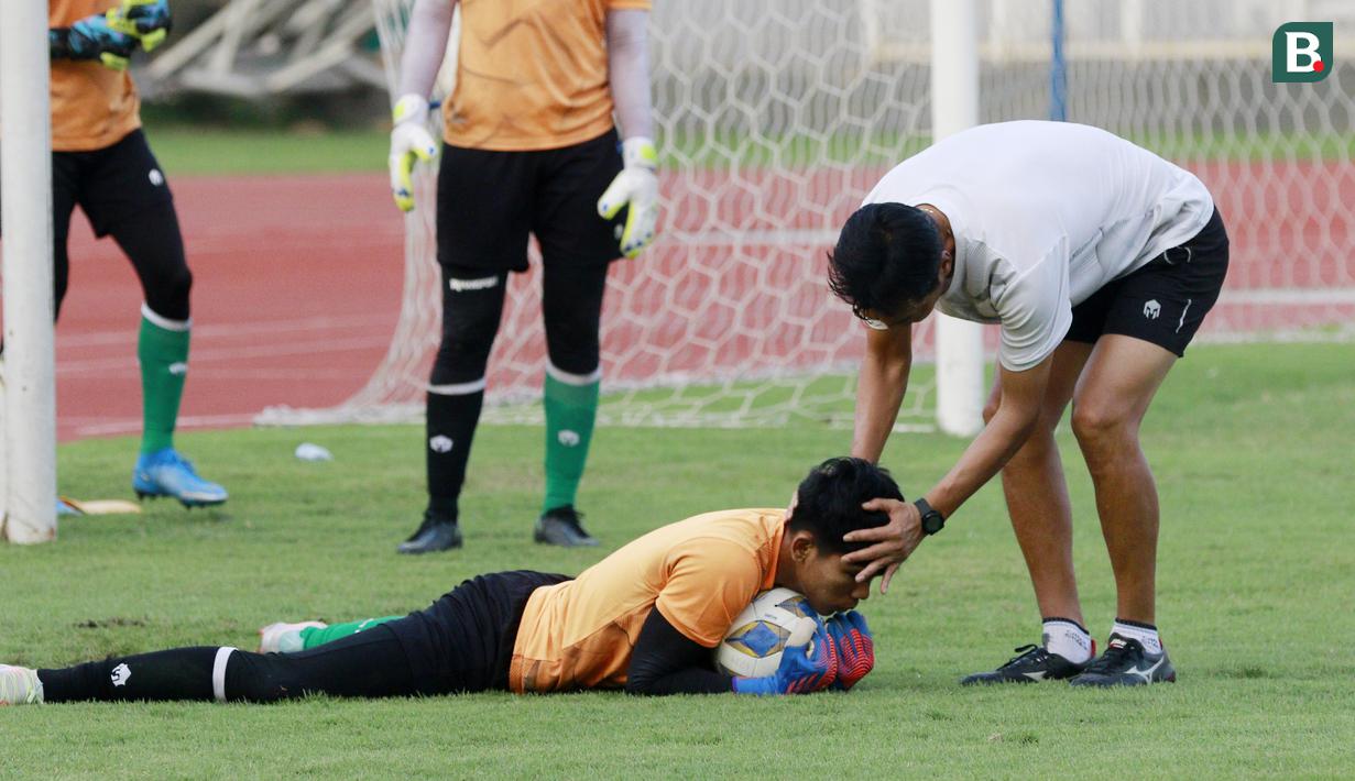 Beberapa kali pelatih asal Korea itu memberikan pengarahan langsung kepada anak asuhnya tersebut. (Bola.com/M Iqbal Ichsan)