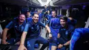 <p>Pelatih Timnas Argentina U-17, Diego Placente (kanan), bersama ofisial tim berpose di dalam bus saat tiba di Terminal 3 Bandara Soekarno Hatta, Tangerang, Banten, Rabu (1/11/2023). Pasukan Diego Placente mengejar mimpi untuk meraih gelar juara pada Piala Dunia U-17 2023. (Bola.com/Bagaskara Lazuardi)</p>