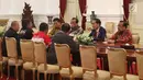 Suasana pertemuan antara Presiden Jokowi dengan perwakilan ojek online di Istana Merdeka, Jakarta, Selasa (27/3). Mereka meminta pemerintah membantunya berdiskusi dengan perusahaan transportasi online agar merasionalkan tarif. (Liputan6.com/Angga Yuniar)