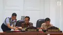 Presiden Joko Widodo didampingi Wakil Presiden Jusuf Kalla bersiap memimpin rapat terbatas di Kantor Presiden, Jakarta, Selasa (8/1). Ratas itu membahas pengelolaan transportasi di Jabodetabek. (Liputan6.com/Angga Yuniar)
